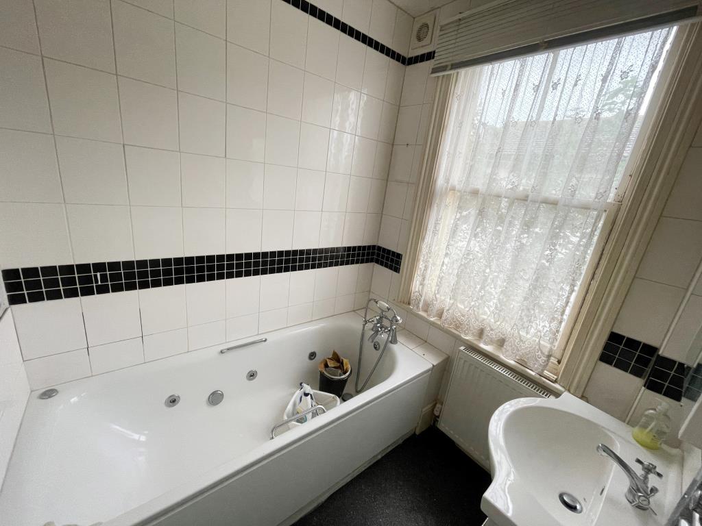 Lot: 109 - FLAT FOR IMPROVEMENT WITH FREEHOLD AND VACANT BASEMENT WITH POTENTIAL - Bathroom